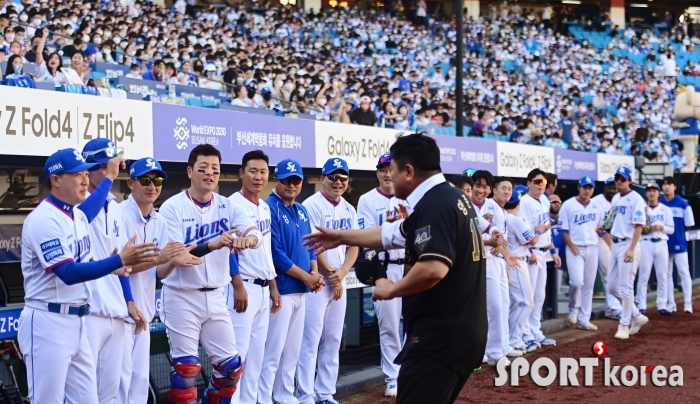 삼성 선수단과 팬들의 축하 받는 레전드 40인 양신 양준혁