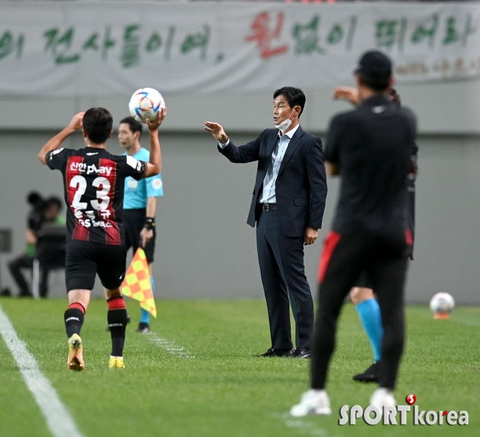 최용수 감독 `원없이 뛰어라`