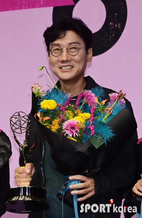 황동혁 감독 `트로피와 꽃다발 들고`