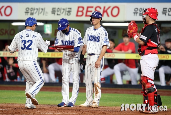 삼성 강명구 코치, 조민성 여기 배트 있습니다~