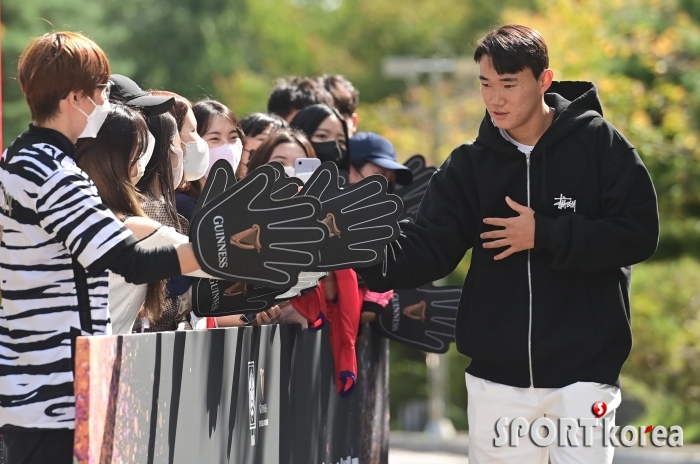 양현준 `팬들에게도 공손하게`