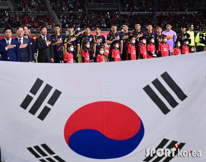 애국가 제창하는 한국 대표팀