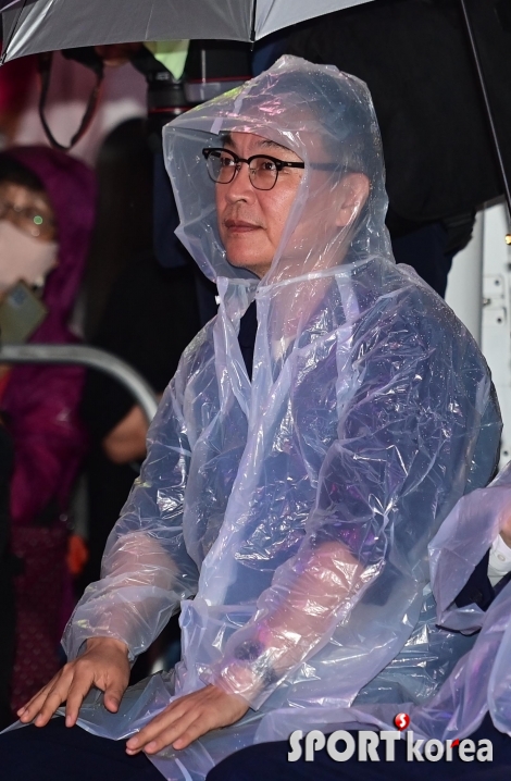 김의성 `갑작스런 폭우에 우비 입고`
