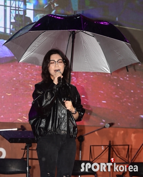 안예은 `우산 쓰고 축하 공연`