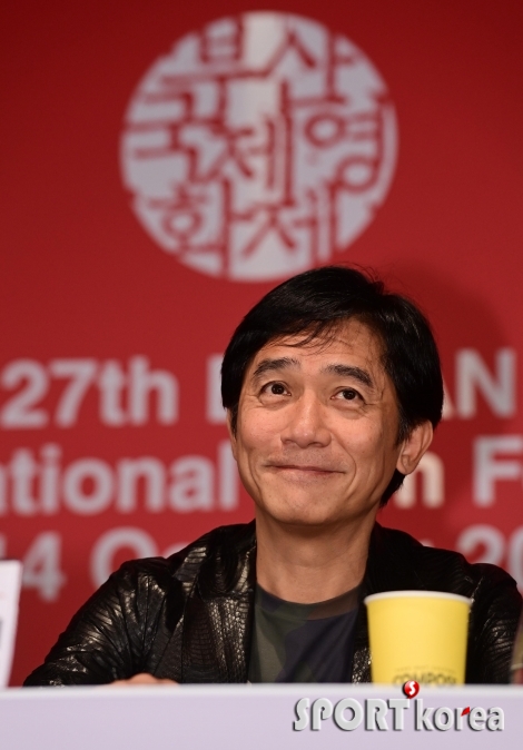 양조위 `올해의 아시아영화인상 수상한 미소`