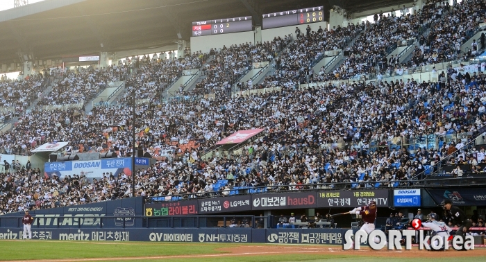 두산 시즌 마지막 경기 만원 관중