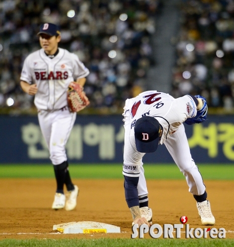 오재원 `정든 그라운드 흙을`