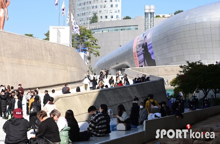 3년 만에 개최된 `서울패션위크` 열기 시들