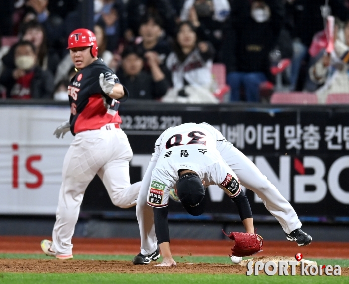 소형준, 포구 실책으로 실점