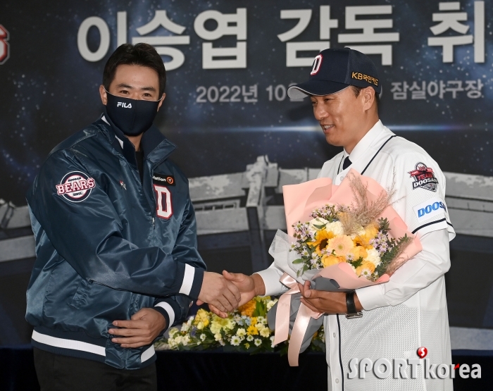 김재환 `이승엽 감독님 축하 드립니다`