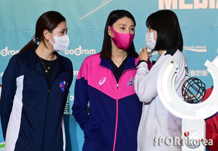 김수지-김연경-박정아 `트로피 앞에서 수다 타임`