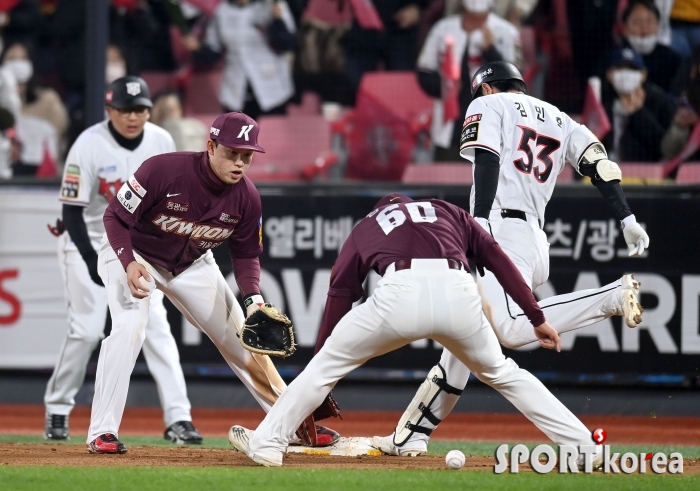 김동혁, 다리에 맞고 굴절된 공