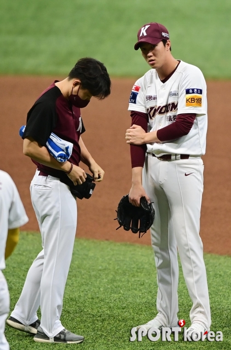 팔에 통증 호소하는 안우진