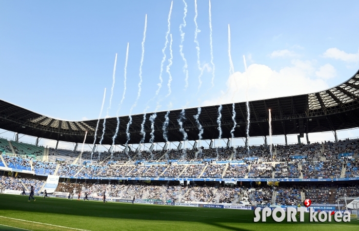 3층 관중석까지 들어 찬 울산 축구팬들!