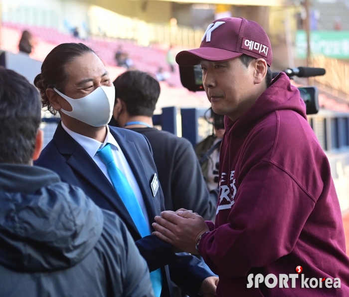 이상훈 해설위원과 인사하는 홍원기 감독