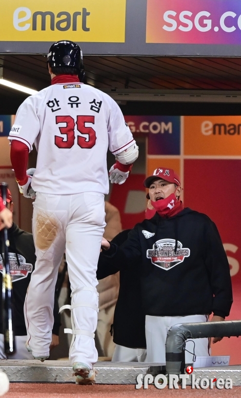 부진 턴 한유섬 축하하는 김원형 감독