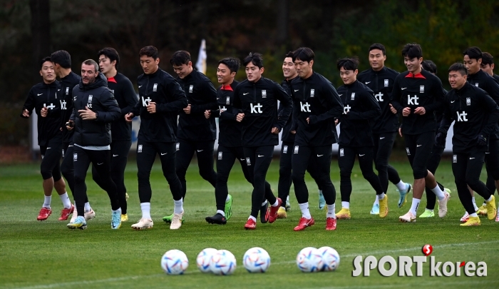 가볍게 달리며 몸을 푸는 축구대표팀!