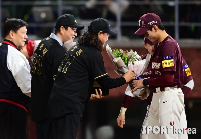 이정후로부터 축하 꽃다발 받는 이상훈