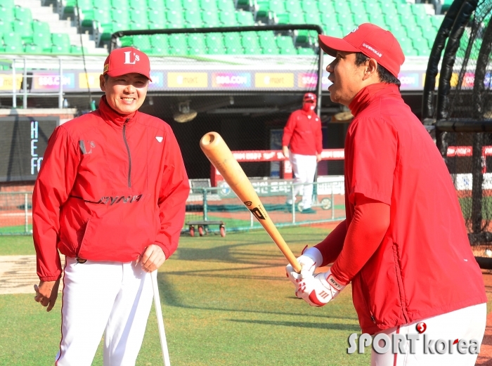 끝내기 홈런 주인공 김강민과 이야기하는 김원형 감독