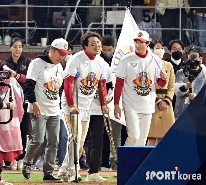 민경삼 대표와 단상으로 향하는 한유섬