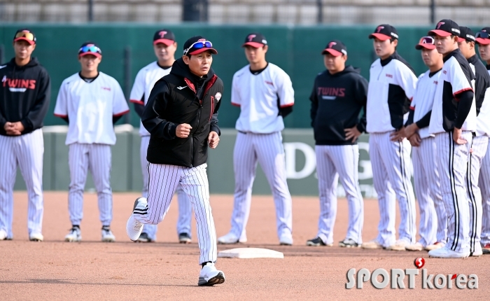 염경엽 신임 감독 `퓨처스 선수들에게 교육중~`