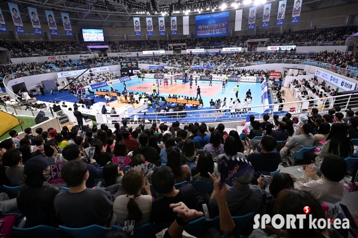 한국도로공사-흥국생명 `경기장을 가득메운 배구팬들!`