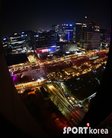 거리응원으로 시민들 가득한 광화문광장