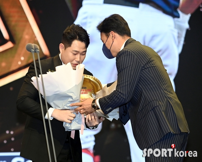 이승엽 감독 `양의지 축하해`