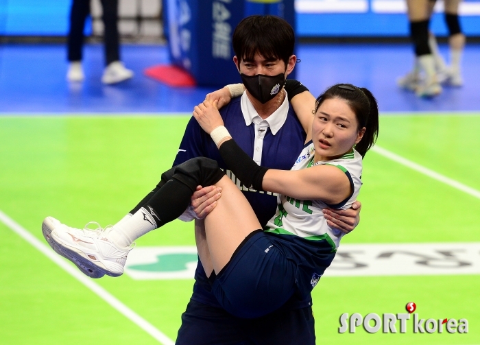 부상으로 코트를 빠져나가는 김연견