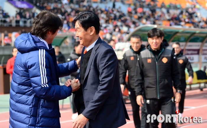 최용수 감독 `멋진 경기를`