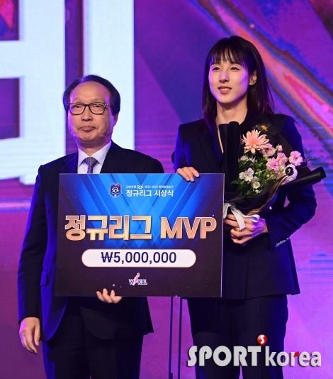 정규리그 우승 이끈 김단비 MVP