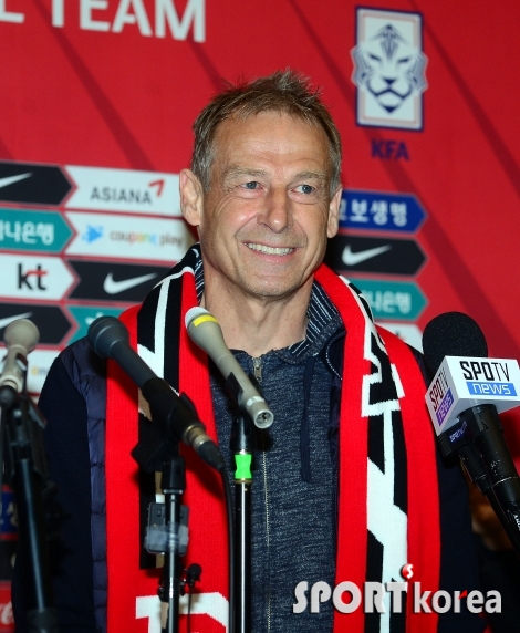 클린스만 감독 `한국 축구대표팀을 맡아 영광~`