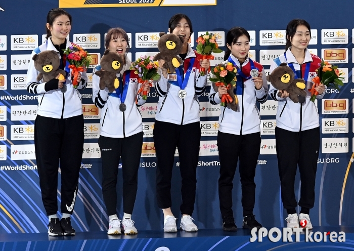 한국, 여자계주 300m 은메달 획득