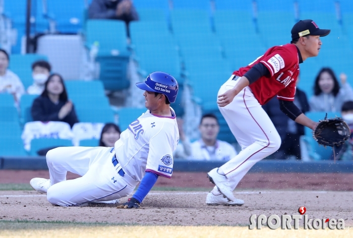 삼성 김재상, 우중간을 가르는 3루타!