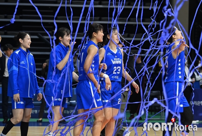 우리은행, 챔프 1차전 승리 축포