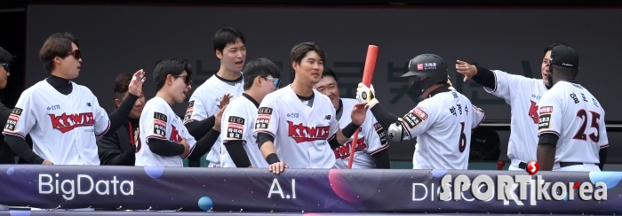 박경수 `홈런으로 동점`