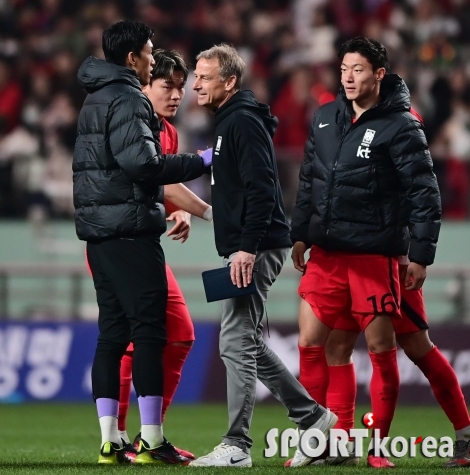 1-2로 패한 선수들 격려하는 클린스만 감독