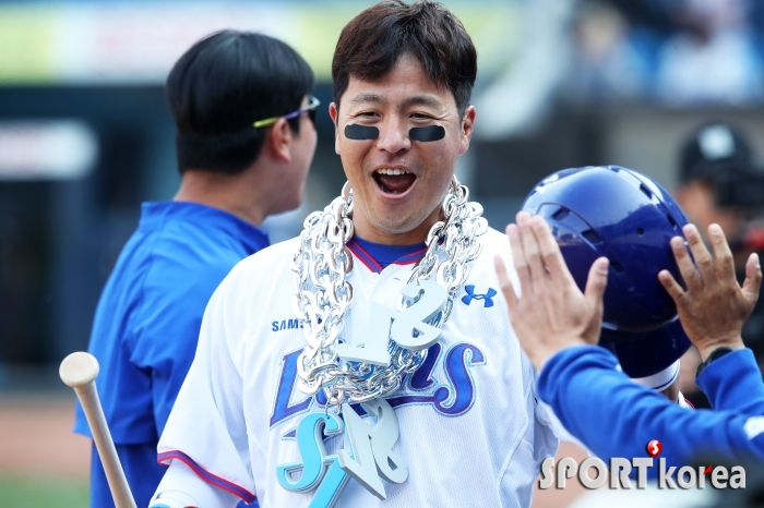 삼성 강민호, 은체인 트로피를 목에 걸고~