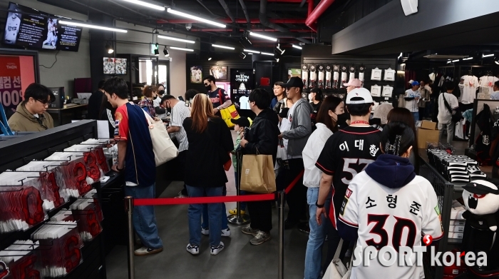 프로야구 개막에 기념품 가게도 문전성시