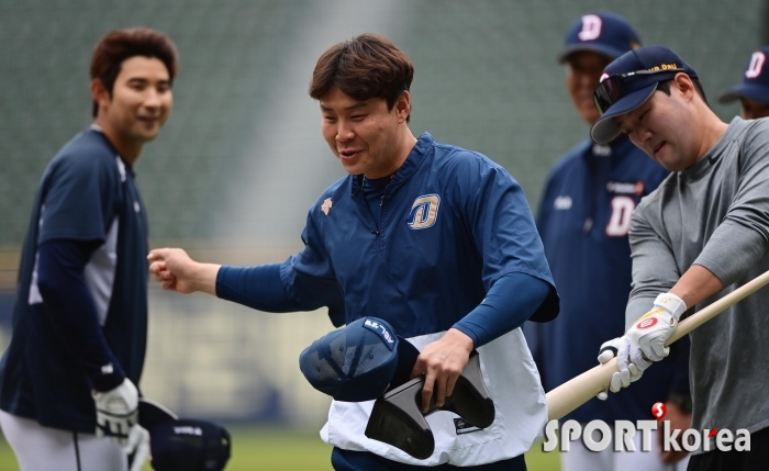 박세혁을 향한 양석환의 격한 인사