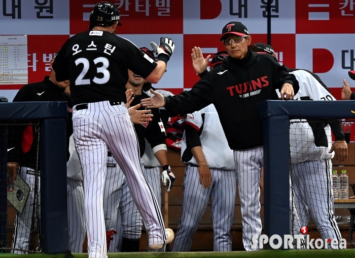 염경엽 감독, 득점 축하해~