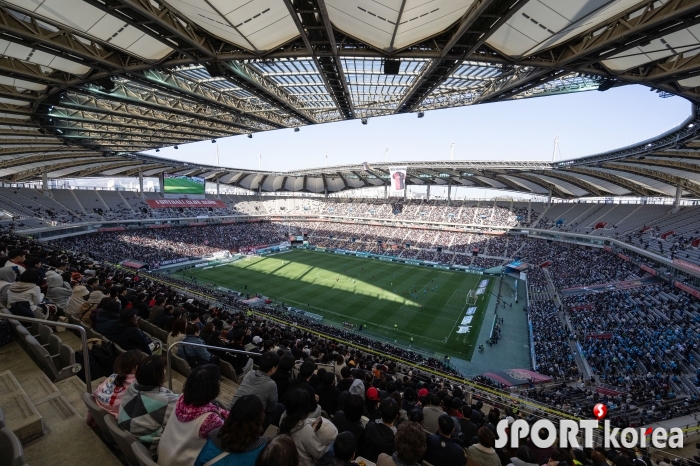 상암축구장, 4만 5천 관중 입장