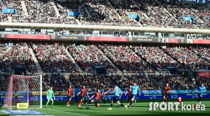 팬들로 가득찬 축구장