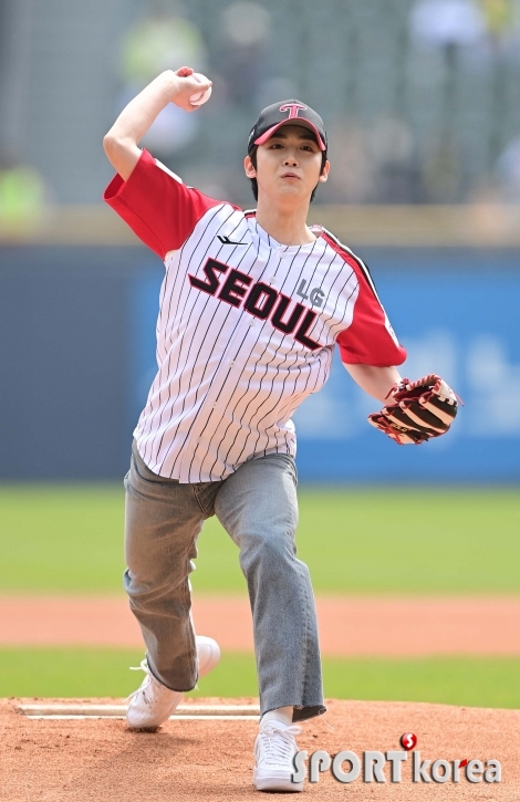 김요한, 시구하러 왔어요