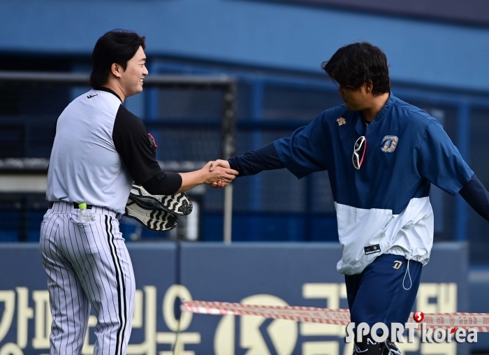 박석민과 인사하는 고우석