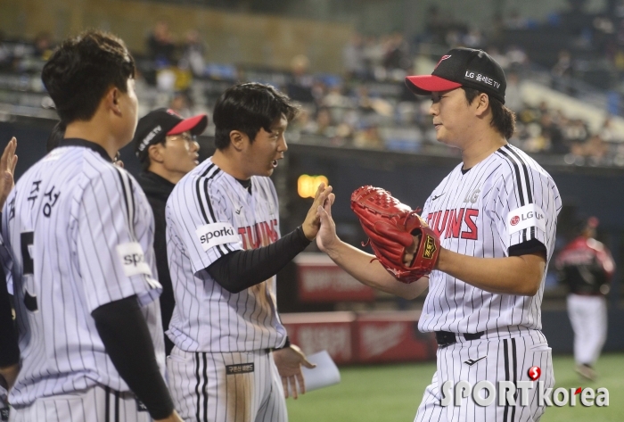 고우석, 1이닝 무실점 후 더그아웃으로