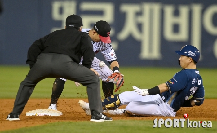 김민성 `공 놓쳤어`