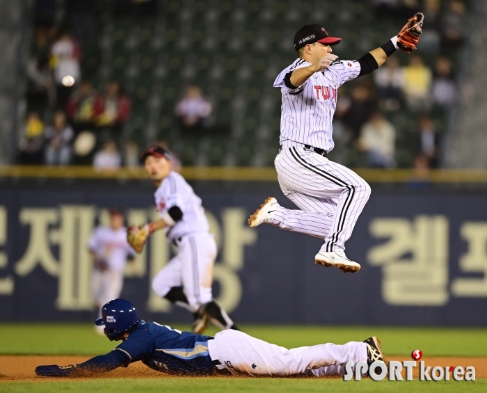 김민성, 볼이 높아!