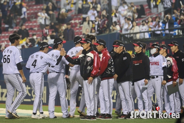 LG, NC 잡으며 단독 1위