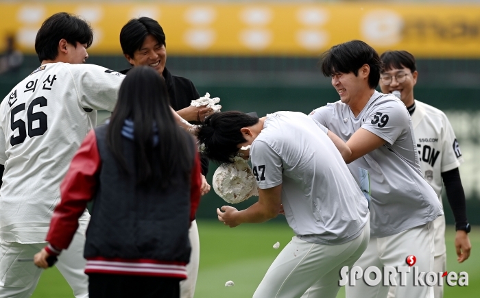 생일맞은 오원석 `동료들의 격한 생일빵~`